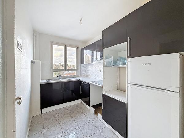 MONTREUIL, AU PIED DU METRO CROIX DE CHAVAUX, DERNIER ETAGE SANS VIS A VIS, 3 PIÈCES AVEC CAVE ET PARKING.
