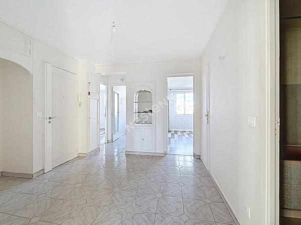 MONTREUIL, AU PIED DU METRO CROIX DE CHAVAUX, DERNIER ETAGE SANS VIS A VIS, 3 PIÈCES AVEC CAVE ET PARKING.