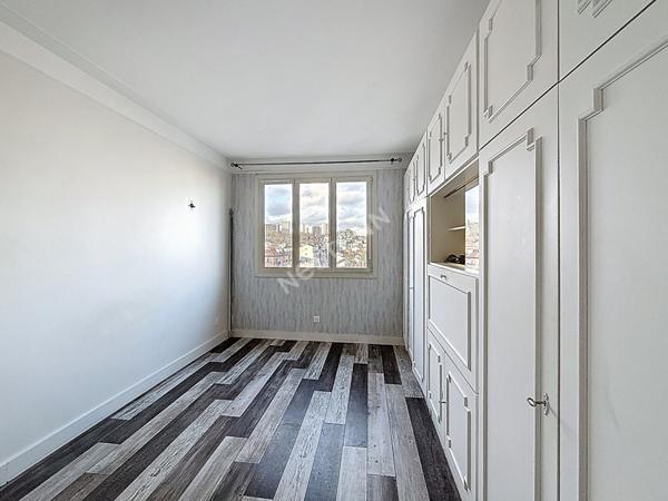 MONTREUIL, AU PIED DU METRO CROIX DE CHAVAUX, DERNIER ETAGE SANS VIS A VIS, 3 PIÈCES AVEC CAVE ET PARKING.