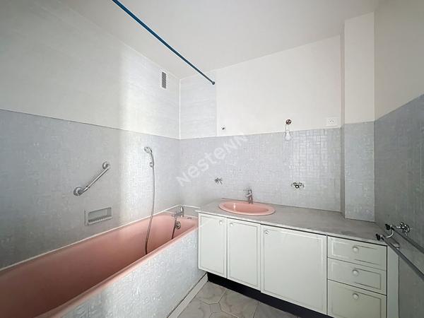 MONTREUIL, AU PIED DU METRO CROIX DE CHAVAUX, DERNIER ETAGE SANS VIS A VIS, 3 PIÈCES AVEC CAVE ET PARKING.