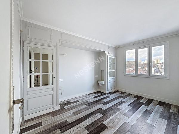 MONTREUIL, AU PIED DU METRO CROIX DE CHAVAUX, DERNIER ETAGE SANS VIS A VIS, 3 PIÈCES AVEC CAVE ET PARKING.