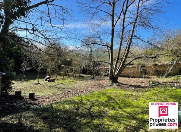 Maison prestige entre Loire et coeur de ville à Châteauneuf Sur Loire  sur un parc de 1600 m²  dominant  les terres du château