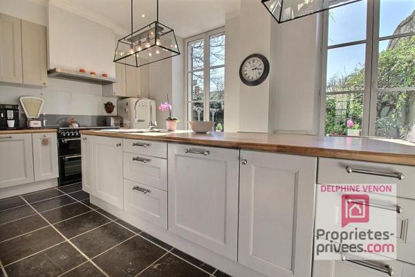 Maison prestige entre Loire et coeur de ville à Châteauneuf Sur Loire  sur un parc de 1600 m²  dominant  les terres du château