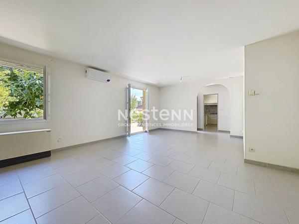 Villa entièrement de plain pied, 4 pièces, 3 chambres, jardin, garage, cave, place de parking