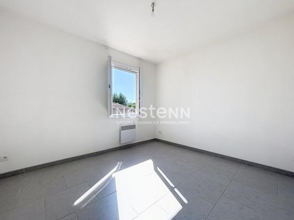 Villa entièrement de plain pied, 4 pièces, 3 chambres, jardin, garage, cave, place de parking