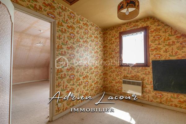 ROMORANTIN-LANTHENAY (41200) - MAISON DES ANNÉES 70, dans un quartier résidentiel, proche des commerces et de toutes les commodités, vous découvrirez au rez-de-chaussée un salon/séjour avec sa cheminée à foyer ouvert, une cuisine aménagée, un bureau, une buanderie et un wc indépendant. A l'étage, 5 chambres dont une en enfilade, une salle de bain et un wc indépendant. Attenant et accessible de la cuisine, un cellier et un garage. L'ensemble sur un terrain paysagé de près de 600 m².
Chauffage électrique, cheminée à foyer ouvert…
Travaux de rénovation et de rafraichissement à prévoir.
A découvrir rapidement, idéale pour toutes la famille!

Pour visiter et vous accompagner dans votre projet n'hésitez pas à me contacter, ADRIEN LACOUR.
- ESTIMATION GRATUITE DE VOTRE BIEN -