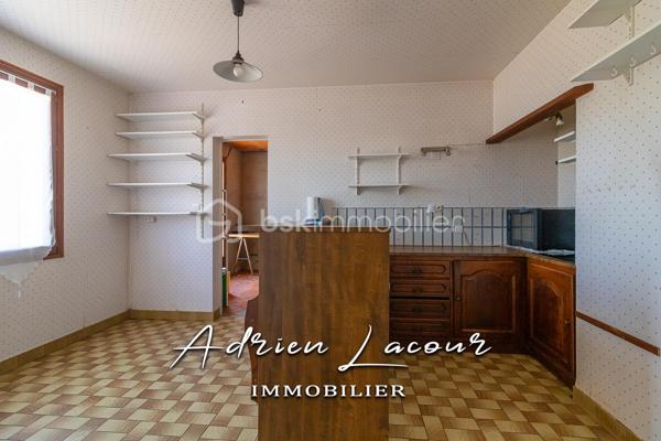 ROMORANTIN-LANTHENAY (41200) - MAISON DES ANNÉES 70, dans un quartier résidentiel, proche des commerces et de toutes les commodités, vous découvrirez au rez-de-chaussée un salon/séjour avec sa cheminée à foyer ouvert, une cuisine aménagée, un bureau, une buanderie et un wc indépendant. A l'étage, 5 chambres dont une en enfilade, une salle de bain et un wc indépendant. Attenant et accessible de la cuisine, un cellier et un garage. L'ensemble sur un terrain paysagé de près de 600 m².
Chauffage électrique, cheminée à foyer ouvert…
Travaux de rénovation et de rafraichissement à prévoir.
A découvrir rapidement, idéale pour toutes la famille!

Pour visiter et vous accompagner dans votre projet n'hésitez pas à me contacter, ADRIEN LACOUR.
- ESTIMATION GRATUITE DE VOTRE BIEN -