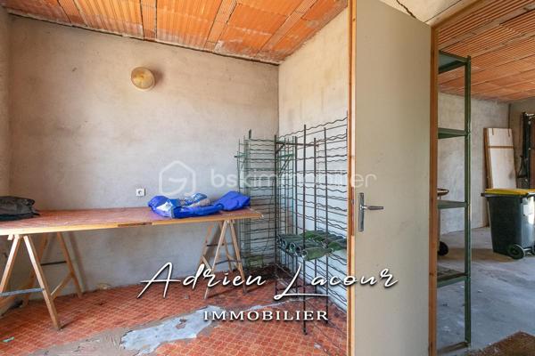 ROMORANTIN-LANTHENAY (41200) - MAISON DES ANNÉES 70, dans un quartier résidentiel, proche des commerces et de toutes les commodités, vous découvrirez au rez-de-chaussée un salon/séjour avec sa cheminée à foyer ouvert, une cuisine aménagée, un bureau, une buanderie et un wc indépendant. A l'étage, 5 chambres dont une en enfilade, une salle de bain et un wc indépendant. Attenant et accessible de la cuisine, un cellier et un garage. L'ensemble sur un terrain paysagé de près de 600 m².
Chauffage électrique, cheminée à foyer ouvert…
Travaux de rénovation et de rafraichissement à prévoir.
A découvrir rapidement, idéale pour toutes la famille!

Pour visiter et vous accompagner dans votre projet n'hésitez pas à me contacter, ADRIEN LACOUR.
- ESTIMATION GRATUITE DE VOTRE BIEN -