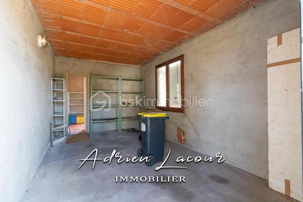 ROMORANTIN-LANTHENAY (41200) - MAISON DES ANNÉES 70, dans un quartier résidentiel, proche des commerces et de toutes les commodités, vous découvrirez au rez-de-chaussée un salon/séjour avec sa cheminée à foyer ouvert, une cuisine aménagée, un bureau, une buanderie et un wc indépendant. A l'étage, 5 chambres dont une en enfilade, une salle de bain et un wc indépendant. Attenant et accessible de la cuisine, un cellier et un garage. L'ensemble sur un terrain paysagé de près de 600 m².
Chauffage électrique, cheminée à foyer ouvert…
Travaux de rénovation et de rafraichissement à prévoir.
A découvrir rapidement, idéale pour toutes la famille!

Pour visiter et vous accompagner dans votre projet n'hésitez pas à me contacter, ADRIEN LACOUR.
- ESTIMATION GRATUITE DE VOTRE BIEN -