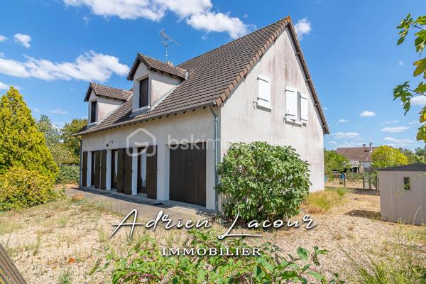 ROMORANTIN-LANTHENAY (41200) - MAISON DES ANNÉES 70, dans un quartier résidentiel, proche des commerces et de toutes les commodités, vous découvrirez au rez-de-chaussée un salon/séjour avec sa cheminée à foyer ouvert, une cuisine aménagée, un bureau, une buanderie et un wc indépendant. A l'étage, 5 chambres dont une en enfilade, une salle de bain et un wc indépendant. Attenant et accessible de la cuisine, un cellier et un garage. L'ensemble sur un terrain paysagé de près de 600 m².
Chauffage électrique, cheminée à foyer ouvert…
Travaux de rénovation et de rafraichissement à prévoir.
A découvrir rapidement, idéale pour toutes la famille!

Pour visiter et vous accompagner dans votre projet n'hésitez pas à me contacter, ADRIEN LACOUR.
- ESTIMATION GRATUITE DE VOTRE BIEN -