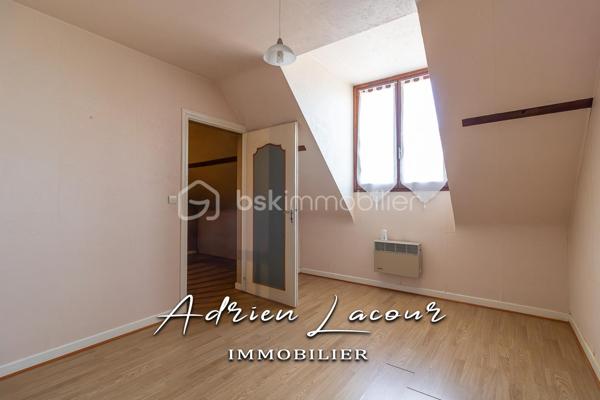 ROMORANTIN-LANTHENAY (41200) - MAISON DES ANNÉES 70, dans un quartier résidentiel, proche des commerces et de toutes les commodités, vous découvrirez au rez-de-chaussée un salon/séjour avec sa cheminée à foyer ouvert, une cuisine aménagée, un bureau, une buanderie et un wc indépendant. A l'étage, 5 chambres dont une en enfilade, une salle de bain et un wc indépendant. Attenant et accessible de la cuisine, un cellier et un garage. L'ensemble sur un terrain paysagé de près de 600 m².
Chauffage électrique, cheminée à foyer ouvert…
Travaux de rénovation et de rafraichissement à prévoir.
A découvrir rapidement, idéale pour toutes la famille!

Pour visiter et vous accompagner dans votre projet n'hésitez pas à me contacter, ADRIEN LACOUR.
- ESTIMATION GRATUITE DE VOTRE BIEN -