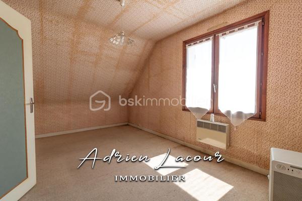 ROMORANTIN-LANTHENAY (41200) - MAISON DES ANNÉES 70, dans un quartier résidentiel, proche des commerces et de toutes les commodités, vous découvrirez au rez-de-chaussée un salon/séjour avec sa cheminée à foyer ouvert, une cuisine aménagée, un bureau, une buanderie et un wc indépendant. A l'étage, 5 chambres dont une en enfilade, une salle de bain et un wc indépendant. Attenant et accessible de la cuisine, un cellier et un garage. L'ensemble sur un terrain paysagé de près de 600 m².
Chauffage électrique, cheminée à foyer ouvert…
Travaux de rénovation et de rafraichissement à prévoir.
A découvrir rapidement, idéale pour toutes la famille!

Pour visiter et vous accompagner dans votre projet n'hésitez pas à me contacter, ADRIEN LACOUR.
- ESTIMATION GRATUITE DE VOTRE BIEN -
