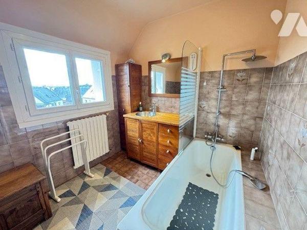 A vendre maison Quimperlé (29)

Située dans le quartier résidentiel de Kerneuzec, cette maiso...