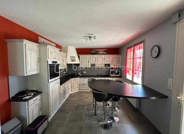 Venez découvrir ce pavillon sur sous-sol complet, niché dans un environnement paisible à quelques minutes de Mortain-Bocage.
Dès l’entrée, vous serez séduits par une agréable véranda, puis découvrirez une cuisine aménagée et équipée ainsi qu’un séjour-salon lumineux avec insert, idéal pour profiter de moments chaleureux en famille.
Le rez-de-chaussée propose également deux chambres, une salle de bains avec douche et un WC indépendant.
À l’étage, un palier dessert deux chambres supplémentaires, un WC, une salle d’eau à aménager selon vos envies ainsi qu’un grenier offrant un beau potentiel d’aménagement.
Le sous-sol complet se compose d’un garage, d’une buanderie, d’une cave et d’une chaufferie équipée d’une chaudière mixte bois/fioul.
À l’extérieur, vous profiterez d’une cour et d’un agréable terrain de 1 932 m², parfait pour les beaux jours, les activités en plein air ou les projets de jardinage.
Autre atout majeur : un garage indépendant d’environ 70 m², pouvant accueillir jusqu’à trois véhicules ou être transformé en atelier, espace de stockage ou local selon vos besoins.
Une maison fonctionnelle, spacieuse et pleine de potentiel, idéale pour une famille, un projet de résidence principale ou tout simplement pour ceux qui souhaitent profiter du calme et de l’espace de la campagne.
Une visite s’impose pour découvrir tout son potentiel !