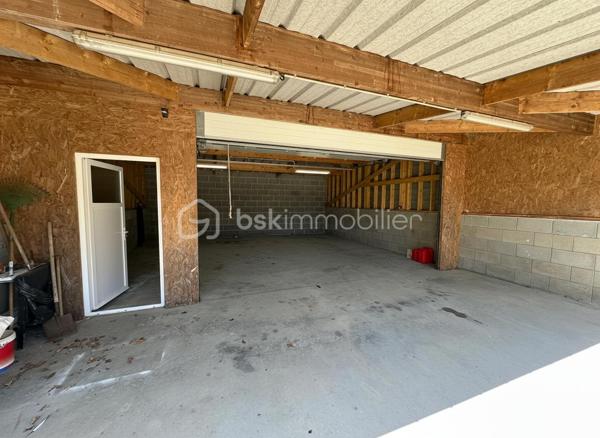 Venez découvrir ce pavillon sur sous-sol complet, niché dans un environnement paisible à quelques minutes de Mortain-Bocage.
Dès l’entrée, vous serez séduits par une agréable véranda, puis découvrirez une cuisine aménagée et équipée ainsi qu’un séjour-salon lumineux avec insert, idéal pour profiter de moments chaleureux en famille.
Le rez-de-chaussée propose également deux chambres, une salle de bains avec douche et un WC indépendant.
À l’étage, un palier dessert deux chambres supplémentaires, un WC, une salle d’eau à aménager selon vos envies ainsi qu’un grenier offrant un beau potentiel d’aménagement.
Le sous-sol complet se compose d’un garage, d’une buanderie, d’une cave et d’une chaufferie équipée d’une chaudière mixte bois/fioul.
À l’extérieur, vous profiterez d’une cour et d’un agréable terrain de 1 932 m², parfait pour les beaux jours, les activités en plein air ou les projets de jardinage.
Autre atout majeur : un garage indépendant d’environ 70 m², pouvant accueillir jusqu’à trois véhicules ou être transformé en atelier, espace de stockage ou local selon vos besoins.
Une maison fonctionnelle, spacieuse et pleine de potentiel, idéale pour une famille, un projet de résidence principale ou tout simplement pour ceux qui souhaitent profiter du calme et de l’espace de la campagne.
Une visite s’impose pour découvrir tout son potentiel !