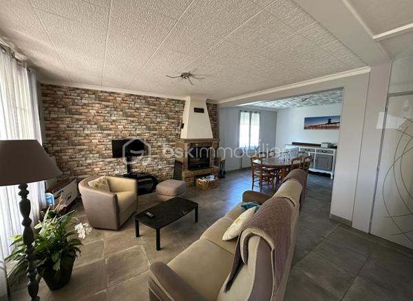 Venez découvrir ce pavillon sur sous-sol complet, niché dans un environnement paisible à quelques minutes de Mortain-Bocage.
Dès l’entrée, vous serez séduits par une agréable véranda, puis découvrirez une cuisine aménagée et équipée ainsi qu’un séjour-salon lumineux avec insert, idéal pour profiter de moments chaleureux en famille.
Le rez-de-chaussée propose également deux chambres, une salle de bains avec douche et un WC indépendant.
À l’étage, un palier dessert deux chambres supplémentaires, un WC, une salle d’eau à aménager selon vos envies ainsi qu’un grenier offrant un beau potentiel d’aménagement.
Le sous-sol complet se compose d’un garage, d’une buanderie, d’une cave et d’une chaufferie équipée d’une chaudière mixte bois/fioul.
À l’extérieur, vous profiterez d’une cour et d’un agréable terrain de 1 932 m², parfait pour les beaux jours, les activités en plein air ou les projets de jardinage.
Autre atout majeur : un garage indépendant d’environ 70 m², pouvant accueillir jusqu’à trois véhicules ou être transformé en atelier, espace de stockage ou local selon vos besoins.
Une maison fonctionnelle, spacieuse et pleine de potentiel, idéale pour une famille, un projet de résidence principale ou tout simplement pour ceux qui souhaitent profiter du calme et de l’espace de la campagne.
Une visite s’impose pour découvrir tout son potentiel !