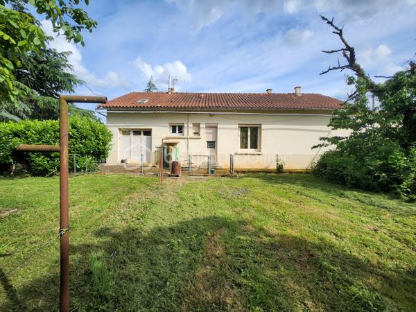 Dans un hameau paisible, tout en restant à proximité immédiate des commodités de Rouillé : commerces, professionnels de santé, écoles et gare TER.

Construit en 1968, ce pavillon de plain-pied sur vide sanitaire est implanté au cœur d’un magnifique terrain arboré de près de 2 200 m², offrant calme, belle vue dégagée et environnement verdoyant.

La maison propose aujourd’hui une surface habitable d’environ 105 m² avec une distribution fonctionnelle et de belles possibilités d’évolution.

Elle se compose de :

Cuisine aménagée et équipée d’environ 20 m², pouvant être totalement ouverte
Grande salle à manger / pièce de vie lumineuse de 30 m²
Dégagement
Deux chambres avec placards
Salle de bains avec douche
WC indépendant

Attenant à la maison :

Arrière-cuisine / buanderie de 11 m² avec point d’eau
Chaufferie de 14 m²

À l’étage :

Pièce aménagée de 11 m² dans les combles
Environ 70 m² de grenier offrant un vaste espace de stockage ou un fort potentiel d’aménagement grâce à une belle charpente apparente

Possibilité de créer facilement une troisième chambre en réorganisant le couloir existant (environ 7 m² récupérables), ainsi qu’un grand espace de vie avec cuisine ouverte.

À l’extérieur :

Terrain arboré de près de 2 200 m²
Pavillon implanté au milieu de la parcelle
Belle vue et environnement calme
Parking goudronné avec trois places de stationnement

Informations complémentaires :

Chauffage fioul
Huisseries PVC double vitrage avec filtration UV
Ballon d’eau chaude électrique
Compteur électrique neuf
Assainissement individuel à revoir

Un bien offrant de beaux volumes, un environnement agréable et un réel potentiel d’évolution pour un projet familial ou une résidence au vert.
