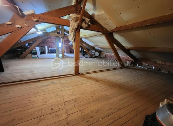 Dans un hameau paisible, tout en restant à proximité immédiate des commodités de Rouillé : commerces, professionnels de santé, écoles et gare TER.

Construit en 1968, ce pavillon de plain-pied sur vide sanitaire est implanté au cœur d’un magnifique terrain arboré de près de 2 200 m², offrant calme, belle vue dégagée et environnement verdoyant.

La maison propose aujourd’hui une surface habitable d’environ 105 m² avec une distribution fonctionnelle et de belles possibilités d’évolution.

Elle se compose de :

Cuisine aménagée et équipée d’environ 20 m², pouvant être totalement ouverte
Grande salle à manger / pièce de vie lumineuse de 30 m²
Dégagement
Deux chambres avec placards
Salle de bains avec douche
WC indépendant

Attenant à la maison :

Arrière-cuisine / buanderie de 11 m² avec point d’eau
Chaufferie de 14 m²

À l’étage :

Pièce aménagée de 11 m² dans les combles
Environ 70 m² de grenier offrant un vaste espace de stockage ou un fort potentiel d’aménagement grâce à une belle charpente apparente

Possibilité de créer facilement une troisième chambre en réorganisant le couloir existant (environ 7 m² récupérables), ainsi qu’un grand espace de vie avec cuisine ouverte.

À l’extérieur :

Terrain arboré de près de 2 200 m²
Pavillon implanté au milieu de la parcelle
Belle vue et environnement calme
Parking goudronné avec trois places de stationnement

Informations complémentaires :

Chauffage fioul
Huisseries PVC double vitrage avec filtration UV
Ballon d’eau chaude électrique
Compteur électrique neuf
Assainissement individuel à revoir

Un bien offrant de beaux volumes, un environnement agréable et un réel potentiel d’évolution pour un projet familial ou une résidence au vert.