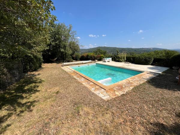 Saignon (84400) Mazet ancien agrandit sur 4 hectares de terrain boisés avec vue.