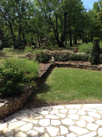 Saignon (84400) Mazet ancien agrandit sur 4 hectares de terrain boisés avec vue.