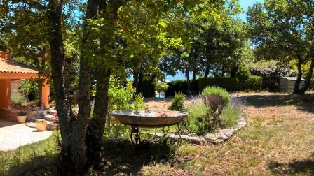 Saignon (84400) Mazet ancien agrandit sur 4 hectares de terrain boisés avec vue.