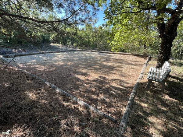 Saignon (84400) Mazet ancien agrandit sur 4 hectares de terrain boisés avec vue.