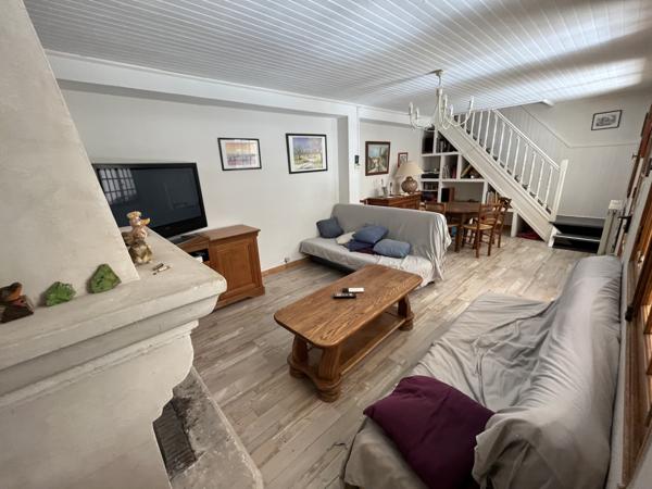 Saignon (84400) Mazet ancien agrandit sur 4 hectares de terrain boisés avec vue.