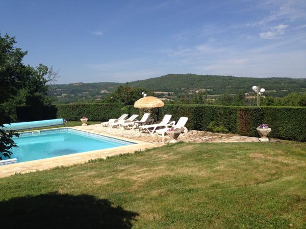 Saignon (84400) Mazet ancien agrandit sur 4 hectares de terrain boisés avec vue.