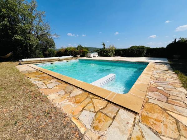 Saignon (84400) Mazet ancien agrandit sur 4 hectares de terrain boisés avec vue.