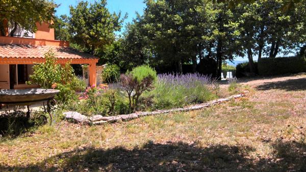 Saignon (84400) Mazet ancien agrandit sur 4 hectares de terrain boisés avec vue.