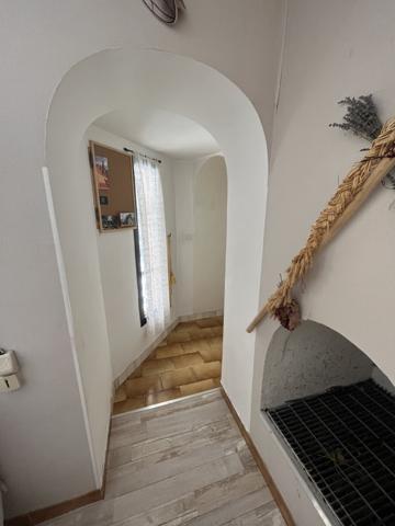 Saignon (84400) Mazet ancien agrandit sur 4 hectares de terrain boisés avec vue.