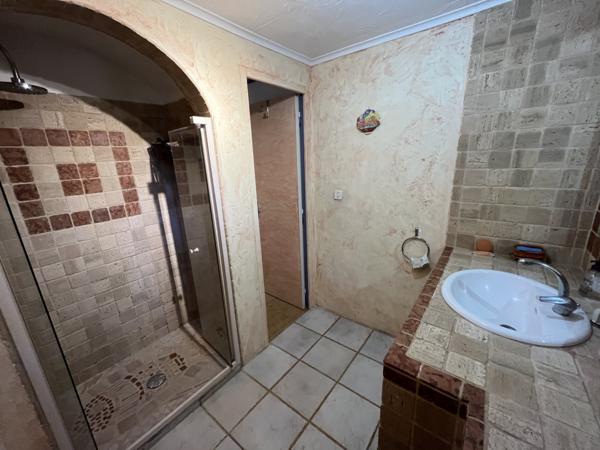 Saignon (84400) Mazet ancien agrandit sur 4 hectares de terrain boisés avec vue.