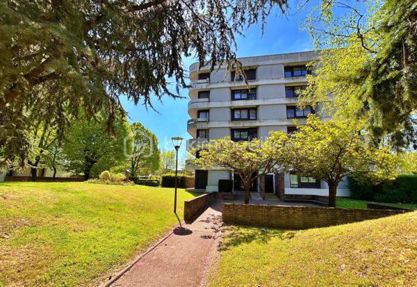 🏙️ Appartement lumineux de 66 m² – 3 pièces – Balcon terrasse – Résidence calme et verdoyante – Élancourt centre

Idéalement situé en plein cœur d’Élancourt, à deux pas de toutes les commodités accessibles à pied, cet appartement de 66 m² offre un cadre de vie rare : la tranquillité d’une résidence verdoyante et parfaitement entretenue, alliée au confort d’un quotidien tout à portée de main.

Niché au 4ᵉ étage avec ascenseur d’un immeuble des années 1970, il bénéficie d’une luminosité exceptionnelle et d’un beau potentiel de transformation.
Un cadre privilégié, au calme et proche de tout.

La résidence, réputée pour son entretien irréprochable, s’inscrit dans un environnement arboré et paisible, tout en étant idéalement placée au centre d’Élancourt : commerces, écoles, transports et services sont accessibles en quelques minutes à pied.

Un appartement à réinventer
L’appartement s’ouvre sur un salon à double exposition, baigné de lumière, donnant accès à un balcon terrasse agréable pour profiter de l’extérieur.
Il propose également une entrée séparée avec une pièce remise et un placard / réserve, deux chambres avec dressings, une cuisine, une salle de bains, une buanderie et des rangements, offrant une base saine et fonctionnelle, ainsi qu’un parking privé.

Entièrement à rénover, il représente une opportunité unique de créer un intérieur sur mesure. Chaque espace peut être repensé, modernisé, optimisé : une véritable page blanche pour laisser libre cours à votre imagination et offrir à ce lieu sa deuxième vie.

Ce que l’on retient
•	66 m² à repenser selon vos envies
•	3 pièces dont 2 chambres
•	Salon double exposition avec balcon terrasse
•	4ᵉ étage avec ascenseur
•	Résidence calme, très bien entretenue
•	Parking privé
•	Environnement verdoyant
•	Situation idéale : plein centre d’Élancourt, toutes commodités à pied
•	Gros potentiel de transformation

Un bien rare pour un projet de rénovation à forte valeur ajoutée, au cœur d’un secteur recherché.