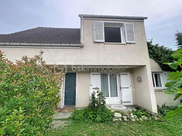Située à Souppes-sur-Loing, dans un secteur recherché et non inondable, cette maison familiale offre un cadre de vie agréable à seulement 15 minutes à pied de la gare.
Au rez-de-chaussée, vous découvrirez une entrée, une pièce de vie , un bureau idéal pour le télétravail, une cuisine ainsi qu'un garage attenant.

À l'étage, le palier dessert trois chambres, un WC indépendant et une salle de bains.

À l'extérieur, vous profiterez d'un jardin clos, parfait pour les enfants, les animaux ou les moments de détente en famille.

Les atouts :
3 chambres
Bureau au rez-de-chaussée
Garage
Jardin clos
Gare accessible à pied en 15 minutes
Autoroute à 5 minutes
Secteur non inondable

SOUPPES SUR LOING
1h de PARIS
Ecoles maternelle primaire collège 
Gare / Autoroute
Base de Loisir
un beau marché le dimanche matin.