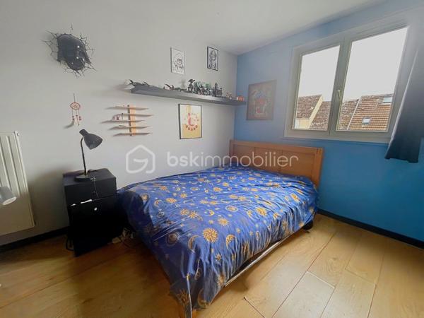 Située à Souppes-sur-Loing, dans un secteur recherché et non inondable, cette maison familiale offre un cadre de vie agréable à seulement 15 minutes à pied de la gare.
Au rez-de-chaussée, vous découvrirez une entrée, une pièce de vie , un bureau idéal pour le télétravail, une cuisine ainsi qu'un garage attenant.

À l'étage, le palier dessert trois chambres, un WC indépendant et une salle de bains.

À l'extérieur, vous profiterez d'un jardin clos, parfait pour les enfants, les animaux ou les moments de détente en famille.

Les atouts :
3 chambres
Bureau au rez-de-chaussée
Garage
Jardin clos
Gare accessible à pied en 15 minutes
Autoroute à 5 minutes
Secteur non inondable

SOUPPES SUR LOING
1h de PARIS
Ecoles maternelle primaire collège 
Gare / Autoroute
Base de Loisir
un beau marché le dimanche matin.