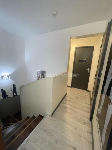 Située à Souppes-sur-Loing, dans un secteur recherché et non inondable, cette maison familiale offre un cadre de vie agréable à seulement 15 minutes à pied de la gare.
Au rez-de-chaussée, vous découvrirez une entrée, une pièce de vie , un bureau idéal pour le télétravail, une cuisine ainsi qu'un garage attenant.

À l'étage, le palier dessert trois chambres, un WC indépendant et une salle de bains.

À l'extérieur, vous profiterez d'un jardin clos, parfait pour les enfants, les animaux ou les moments de détente en famille.

Les atouts :
3 chambres
Bureau au rez-de-chaussée
Garage
Jardin clos
Gare accessible à pied en 15 minutes
Autoroute à 5 minutes
Secteur non inondable

SOUPPES SUR LOING
1h de PARIS
Ecoles maternelle primaire collège 
Gare / Autoroute
Base de Loisir
un beau marché le dimanche matin.