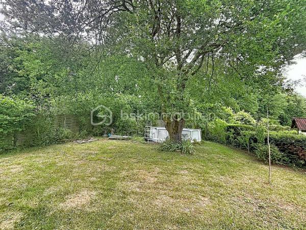 Située à Souppes-sur-Loing, dans un secteur recherché et non inondable, cette maison familiale offre un cadre de vie agréable à seulement 15 minutes à pied de la gare.
Au rez-de-chaussée, vous découvrirez une entrée, une pièce de vie , un bureau idéal pour le télétravail, une cuisine ainsi qu'un garage attenant.

À l'étage, le palier dessert trois chambres, un WC indépendant et une salle de bains.

À l'extérieur, vous profiterez d'un jardin clos, parfait pour les enfants, les animaux ou les moments de détente en famille.

Les atouts :
3 chambres
Bureau au rez-de-chaussée
Garage
Jardin clos
Gare accessible à pied en 15 minutes
Autoroute à 5 minutes
Secteur non inondable

SOUPPES SUR LOING
1h de PARIS
Ecoles maternelle primaire collège 
Gare / Autoroute
Base de Loisir
un beau marché le dimanche matin.
