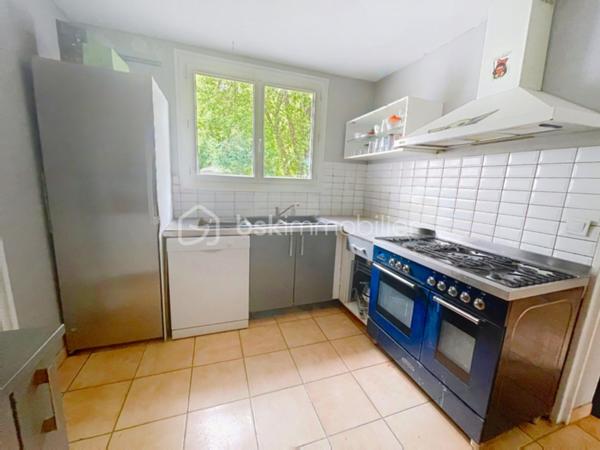 Située à Souppes-sur-Loing, dans un secteur recherché et non inondable, cette maison familiale offre un cadre de vie agréable à seulement 15 minutes à pied de la gare.
Au rez-de-chaussée, vous découvrirez une entrée, une pièce de vie , un bureau idéal pour le télétravail, une cuisine ainsi qu'un garage attenant.

À l'étage, le palier dessert trois chambres, un WC indépendant et une salle de bains.

À l'extérieur, vous profiterez d'un jardin clos, parfait pour les enfants, les animaux ou les moments de détente en famille.

Les atouts :
3 chambres
Bureau au rez-de-chaussée
Garage
Jardin clos
Gare accessible à pied en 15 minutes
Autoroute à 5 minutes
Secteur non inondable

SOUPPES SUR LOING
1h de PARIS
Ecoles maternelle primaire collège 
Gare / Autoroute
Base de Loisir
un beau marché le dimanche matin.