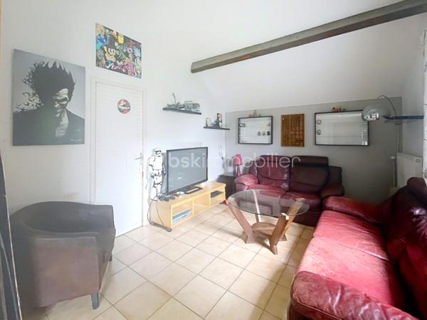 Située à Souppes-sur-Loing, dans un secteur recherché et non inondable, cette maison familiale offre un cadre de vie agréable à seulement 15 minutes à pied de la gare.
Au rez-de-chaussée, vous découvrirez une entrée, une pièce de vie , un bureau idéal pour le télétravail, une cuisine ainsi qu'un garage attenant.

À l'étage, le palier dessert trois chambres, un WC indépendant et une salle de bains.

À l'extérieur, vous profiterez d'un jardin clos, parfait pour les enfants, les animaux ou les moments de détente en famille.

Les atouts :
3 chambres
Bureau au rez-de-chaussée
Garage
Jardin clos
Gare accessible à pied en 15 minutes
Autoroute à 5 minutes
Secteur non inondable

SOUPPES SUR LOING
1h de PARIS
Ecoles maternelle primaire collège 
Gare / Autoroute
Base de Loisir
un beau marché le dimanche matin.