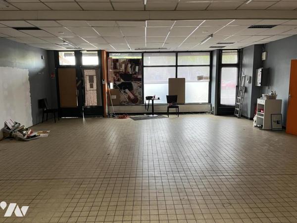 IMMEUBLE DE COMMERCE ET HABITATION, appartement occupé, local en RDC LIBRE