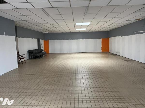 IMMEUBLE DE COMMERCE ET HABITATION, appartement occupé, local en RDC LIBRE