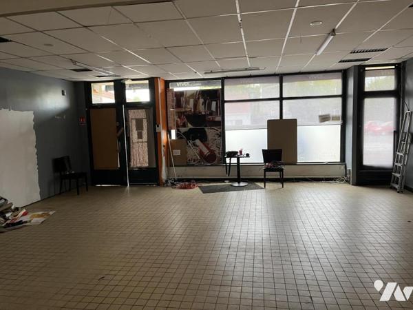 IMMEUBLE DE COMMERCE ET HABITATION, appartement occupé, local en RDC LIBRE