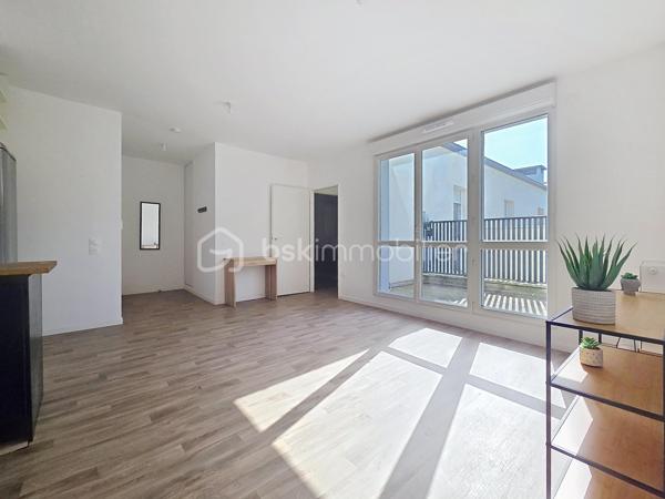 Venez découvrir ce bel appartement, situé à Gagny.
Proche de toutes commodités: écoles, commerces, parc, axes autoroutier, "Gare de Chelles" à 10 minutes en bus.
Dans une résidence très bien entretenue de 2021, calme et sécurisé, situé au 5ème et dernier étage avec ascenseur.
Il se compose d'une entrée avec rangements, d'un salon LUMINEUX ouvert sur une cuisine entièrement équipée, une grande chambre avec rangements, une salle d'eau avec WC.
Un grand balcon exposition Ouest pour profiter des beaux jours.
-Un emplacement de parking privé en sous-sol.
*Les charges comprennent l'eau et le chauffage inclus (compteurs individuels).

Les atouts:
- Emplacement idéalement situé, coté jardin donc au calme.
- Résidence calme et sécurisée avec caméra de télésurveillances,
- Encore sous garantie décennale,
- Local à vélos / poussettes,
- Faibles charges.
-DPE C

***Accordez-vous une simple visite et laissez-vous charmer !