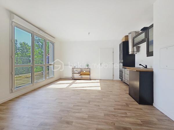 Venez découvrir ce bel appartement, situé à Gagny.
Proche de toutes commodités: écoles, commerces, parc, axes autoroutier, "Gare de Chelles" à 10 minutes en bus.
Dans une résidence très bien entretenue de 2021, calme et sécurisé, situé au 5ème et dernier étage avec ascenseur.
Il se compose d'une entrée avec rangements, d'un salon LUMINEUX ouvert sur une cuisine entièrement équipée, une grande chambre avec rangements, une salle d'eau avec WC.
Un grand balcon exposition Ouest pour profiter des beaux jours.
-Un emplacement de parking privé en sous-sol.
*Les charges comprennent l'eau et le chauffage inclus (compteurs individuels).

Les atouts:
- Emplacement idéalement situé, coté jardin donc au calme.
- Résidence calme et sécurisée avec caméra de télésurveillances,
- Encore sous garantie décennale,
- Local à vélos / poussettes,
- Faibles charges.
-DPE C

***Accordez-vous une simple visite et laissez-vous charmer !