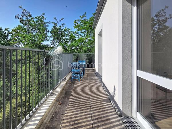 Venez découvrir ce bel appartement, situé à Gagny.
Proche de toutes commodités: écoles, commerces, parc, axes autoroutier, "Gare de Chelles" à 10 minutes en bus.
Dans une résidence très bien entretenue de 2021, calme et sécurisé, situé au 5ème et dernier étage avec ascenseur.
Il se compose d'une entrée avec rangements, d'un salon LUMINEUX ouvert sur une cuisine entièrement équipée, une grande chambre avec rangements, une salle d'eau avec WC.
Un grand balcon exposition Ouest pour profiter des beaux jours.
-Un emplacement de parking privé en sous-sol.
*Les charges comprennent l'eau et le chauffage inclus (compteurs individuels).

Les atouts:
- Emplacement idéalement situé, coté jardin donc au calme.
- Résidence calme et sécurisée avec caméra de télésurveillances,
- Encore sous garantie décennale,
- Local à vélos / poussettes,
- Faibles charges.
-DPE C

***Accordez-vous une simple visite et laissez-vous charmer !