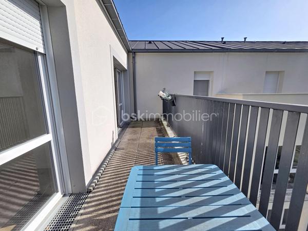 Venez découvrir ce bel appartement, situé à Gagny.
Proche de toutes commodités: écoles, commerces, parc, axes autoroutier, "Gare de Chelles" à 10 minutes en bus.
Dans une résidence très bien entretenue de 2021, calme et sécurisé, situé au 5ème et dernier étage avec ascenseur.
Il se compose d'une entrée avec rangements, d'un salon LUMINEUX ouvert sur une cuisine entièrement équipée, une grande chambre avec rangements, une salle d'eau avec WC.
Un grand balcon exposition Ouest pour profiter des beaux jours.
-Un emplacement de parking privé en sous-sol.
*Les charges comprennent l'eau et le chauffage inclus (compteurs individuels).

Les atouts:
- Emplacement idéalement situé, coté jardin donc au calme.
- Résidence calme et sécurisée avec caméra de télésurveillances,
- Encore sous garantie décennale,
- Local à vélos / poussettes,
- Faibles charges.
-DPE C

***Accordez-vous une simple visite et laissez-vous charmer !