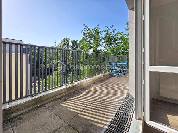 Venez découvrir ce bel appartement, situé à Gagny.
Proche de toutes commodités: écoles, commerces, parc, axes autoroutier, "Gare de Chelles" à 10 minutes en bus.
Dans une résidence très bien entretenue de 2021, calme et sécurisé, situé au 5ème et dernier étage avec ascenseur.
Il se compose d'une entrée avec rangements, d'un salon LUMINEUX ouvert sur une cuisine entièrement équipée, une grande chambre avec rangements, une salle d'eau avec WC.
Un grand balcon exposition Ouest pour profiter des beaux jours.
-Un emplacement de parking privé en sous-sol.
*Les charges comprennent l'eau et le chauffage inclus (compteurs individuels).

Les atouts:
- Emplacement idéalement situé, coté jardin donc au calme.
- Résidence calme et sécurisée avec caméra de télésurveillances,
- Encore sous garantie décennale,
- Local à vélos / poussettes,
- Faibles charges.
-DPE C

***Accordez-vous une simple visite et laissez-vous charmer !