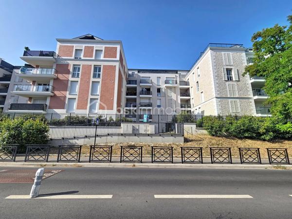 Venez découvrir ce bel appartement, situé à Gagny.
Proche de toutes commodités: écoles, commerces, parc, axes autoroutier, "Gare de Chelles" à 10 minutes en bus.
Dans une résidence très bien entretenue de 2021, calme et sécurisé, situé au 5ème et dernier étage avec ascenseur.
Il se compose d'une entrée avec rangements, d'un salon LUMINEUX ouvert sur une cuisine entièrement équipée, une grande chambre avec rangements, une salle d'eau avec WC.
Un grand balcon exposition Ouest pour profiter des beaux jours.
-Un emplacement de parking privé en sous-sol.
*Les charges comprennent l'eau et le chauffage inclus (compteurs individuels).

Les atouts:
- Emplacement idéalement situé, coté jardin donc au calme.
- Résidence calme et sécurisée avec caméra de télésurveillances,
- Encore sous garantie décennale,
- Local à vélos / poussettes,
- Faibles charges.
-DPE C

***Accordez-vous une simple visite et laissez-vous charmer !