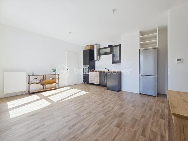 Venez découvrir ce bel appartement, situé à Gagny.
Proche de toutes commodités: écoles, commerces, parc, axes autoroutier, "Gare de Chelles" à 10 minutes en bus.
Dans une résidence très bien entretenue de 2021, calme et sécurisé, situé au 5ème et dernier étage avec ascenseur.
Il se compose d'une entrée avec rangements, d'un salon LUMINEUX ouvert sur une cuisine entièrement équipée, une grande chambre avec rangements, une salle d'eau avec WC.
Un grand balcon exposition Ouest pour profiter des beaux jours.
-Un emplacement de parking privé en sous-sol.
*Les charges comprennent l'eau et le chauffage inclus (compteurs individuels).

Les atouts:
- Emplacement idéalement situé, coté jardin donc au calme.
- Résidence calme et sécurisée avec caméra de télésurveillances,
- Encore sous garantie décennale,
- Local à vélos / poussettes,
- Faibles charges.
-DPE C

***Accordez-vous une simple visite et laissez-vous charmer !