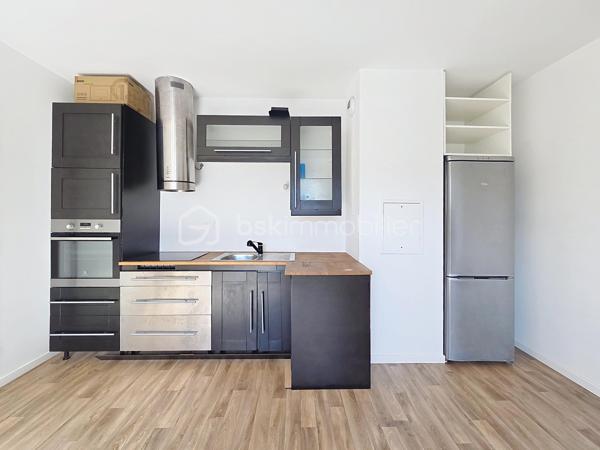 Venez découvrir ce bel appartement, situé à Gagny.
Proche de toutes commodités: écoles, commerces, parc, axes autoroutier, "Gare de Chelles" à 10 minutes en bus.
Dans une résidence très bien entretenue de 2021, calme et sécurisé, situé au 5ème et dernier étage avec ascenseur.
Il se compose d'une entrée avec rangements, d'un salon LUMINEUX ouvert sur une cuisine entièrement équipée, une grande chambre avec rangements, une salle d'eau avec WC.
Un grand balcon exposition Ouest pour profiter des beaux jours.
-Un emplacement de parking privé en sous-sol.
*Les charges comprennent l'eau et le chauffage inclus (compteurs individuels).

Les atouts:
- Emplacement idéalement situé, coté jardin donc au calme.
- Résidence calme et sécurisée avec caméra de télésurveillances,
- Encore sous garantie décennale,
- Local à vélos / poussettes,
- Faibles charges.
-DPE C

***Accordez-vous une simple visite et laissez-vous charmer !